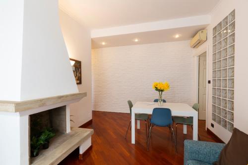 The Wall - Top Floor Apartment