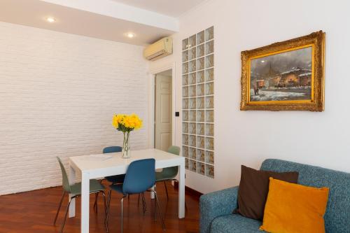 The Wall - Top Floor Apartment