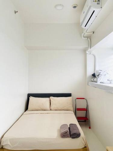 una piccola camera da letto con un letto in una stanza di * * WV 2 Tranquil Haven a Città di Iloilo
