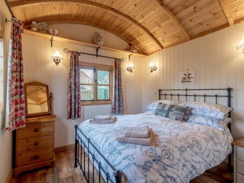 1 dormitorio con cama y techo de madera en 1 Bed in Ironbridge 77906 en Leighton