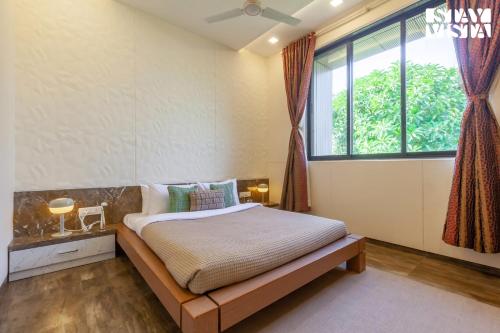 Postel nebo postele na pokoji v ubytování StayVista's Firefly Mountain Retreat - Villa with Private Pool, Gazebo & Terrace