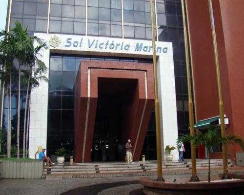 um edifício com um sinal que indica a marcação sql vietific em Sol Victoria Marina Flat em Salvador