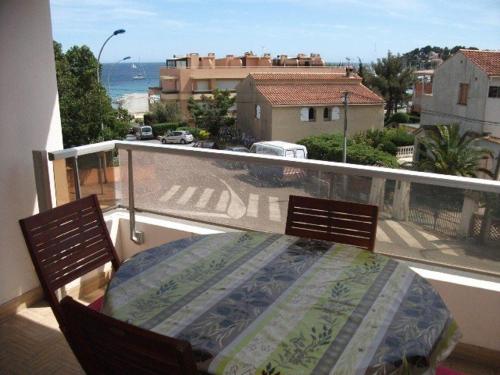 - une table sur un balcon avec vue sur l'océan dans l'établissement Beau 2 pièces proche plage et vue mer, à Cavalaire-sur-Mer