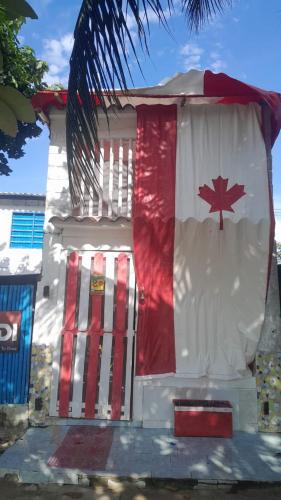 uma casa com uma bandeira ao lado dela em Canadian House Rincón del Mar em Rincón