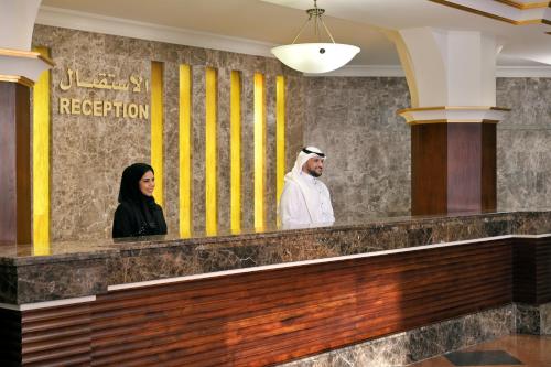 een man en een vrouw die aan een receptie staan bij InterContinental Jeddah, an IHG Hotel in Jeddah