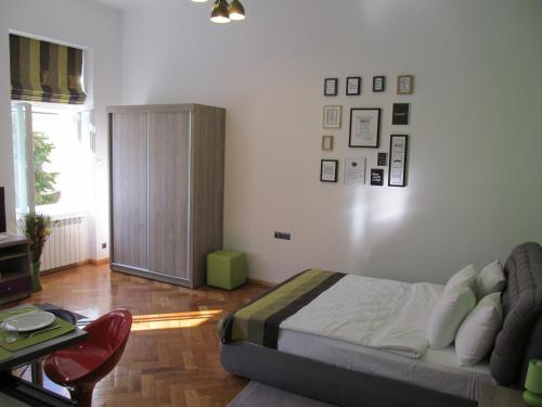 シビウにあるCity Spirit Sibiuのベッドルーム1室(ベッド1台、キャビネット、テーブル付)