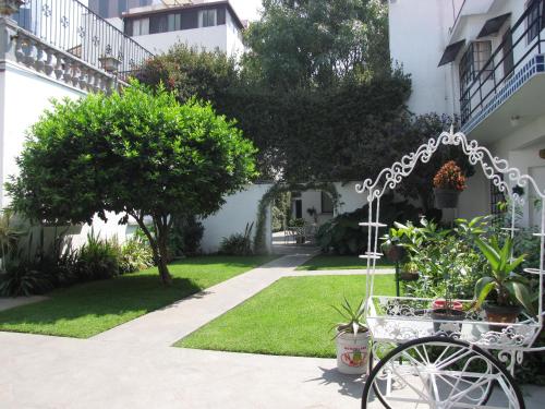 a garden with a bike parked next to a building at Hotel Casa Gonzalez in Mexico City