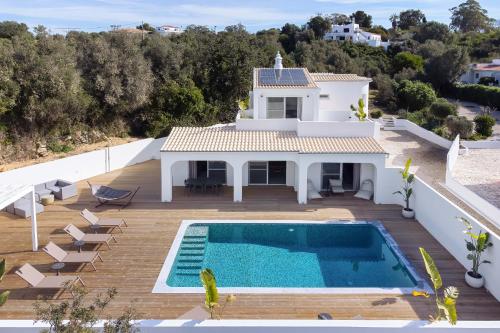 uma vista aérea de uma villa com piscina em Casa Felicidade em Carvoeiro