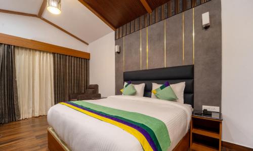 Postel nebo postele na pokoji v ubytování Treebo Skydale Premium Suites, 1500 Mtrs From Ooty Lake