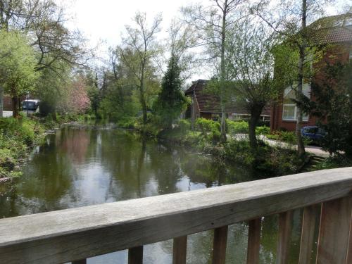 ブクステフーデにあるFerienwohnung Zentrum Buxtehudeの木製の橋から川の景色