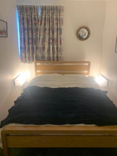 sypialnia z łóżkiem z dwoma światłami w obiekcie Cosy room 10 min from beach w Brighton and Hove