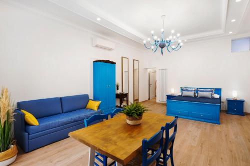 un salon avec un canapé bleu et une table dans l'établissement Partenope, à Castellammare di Stabia