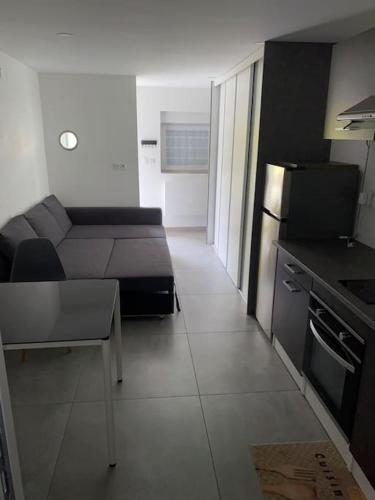 Studio moderne entièrement rénové.