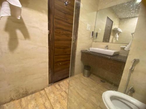 y baño con lavabo y espejo. en Hotel Royale Hills, en Rishīkesh