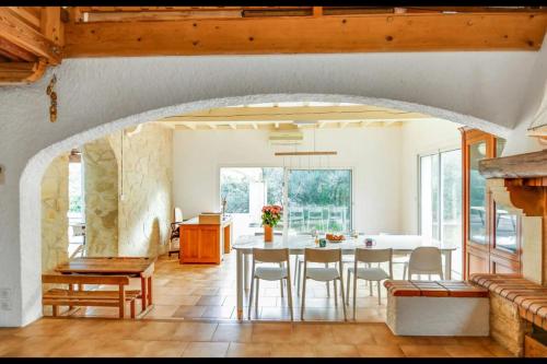 une cuisine et une salle à manger avec une table et des chaises dans l'établissement The Villa Montaudoise- Calm and nature with the family!, à Montaud