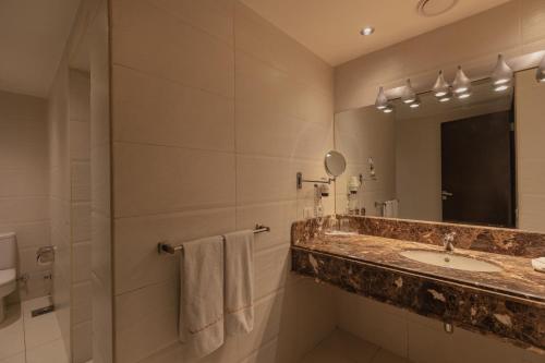 a bathroom with a sink and a mirror at Riverside Hotel in Cairo