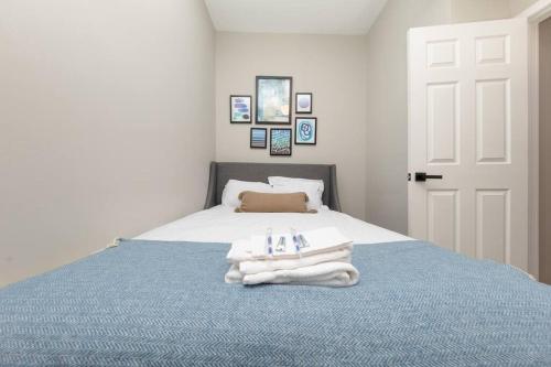 1 dormitorio con 1 cama con toallas en The Secret West Loop Oasis for up to 4 guests - 5 minutes to United Center!, en Chicago