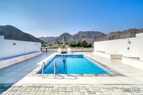 Majoituspaikassa High-end 4BR Villa with Assistant’s Room Al Dana Island, Fujairah by Deluxe Holiday Homes tai sen lähellä sijaitseva uima-allas