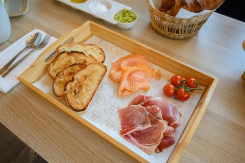 ホテルの敷地内または近くでの食事または食べ物