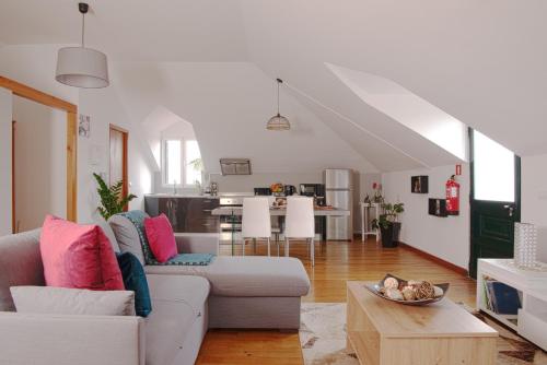 ein Wohnzimmer mit einem Sofa und einem Tisch in der Unterkunft Casa das Eiras, Nº48 in Santana