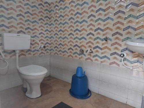 La salle de bains est pourvue de toilettes et d'un lavabo. dans l'établissement Coorg Derala Camping Tent House, à Madikeri