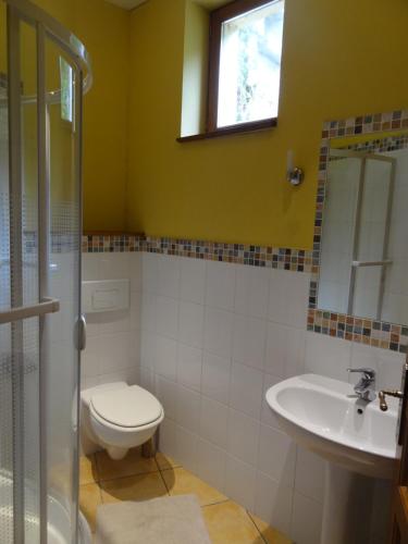 La salle de bains est pourvue de toilettes et d'un lavabo. dans l'établissement Le Pelerine, à Sauveterre