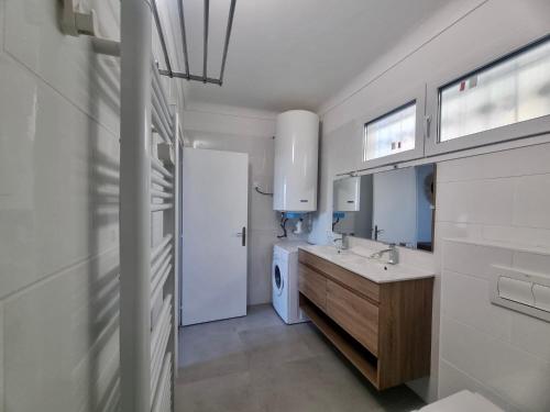 ein Badezimmer mit einem Waschbecken und einer Waschmaschine in der Unterkunft Monaco François BLANC & PARKING app 1 in Beausoleil