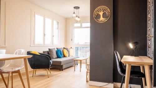 Posezení v ubytování Le Montbernage - Beautiful modern apartment