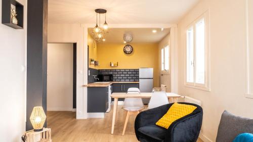 une cuisine et une salle à manger avec une table et des chaises dans l'établissement Le Montbernage - Beautiful modern apartment, à Poitiers