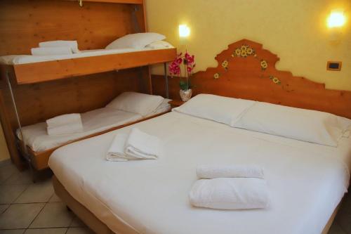 1 Schlafzimmer mit 2 Etagenbetten und Handtüchern in der Unterkunft Hotel Tiffany's in Roccaraso