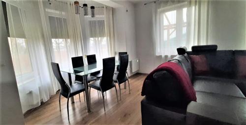 un soggiorno con tavolo, sedie e divano di House between Cracow and Wieliczka a Wieliczka