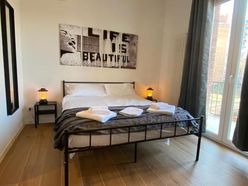 Ένα ή περισσότερα κρεβάτια σε δωμάτιο στο Urban Nest Rooms Red Carpet