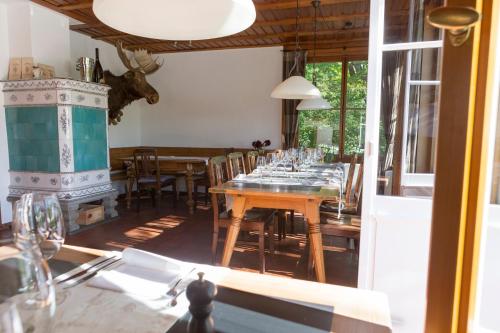 uma sala de jantar com uma mesa longa e cadeiras em B&B Langenberg em Langnau am Albis