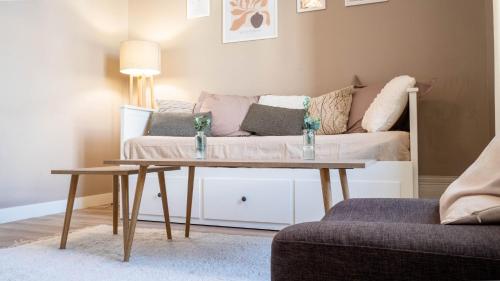 un salon avec un canapé et une table basse dans l'établissement L'hôtel de ville - Joli petit T2 en centre-ville, à Poitiers