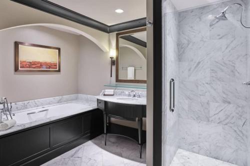La salle de bains est pourvue d'une baignoire, d'un lavabo et d'une douche. dans l'établissement Bachelor Gulch Ritz-carlton Studio Mountain Residence With Ski In, Ski Out Access, Hot Tub, And Full Service Spa, à Avon