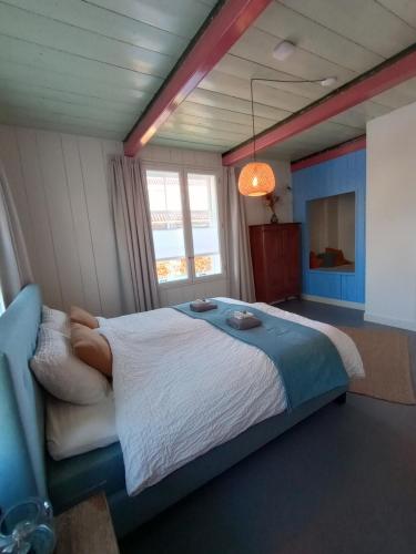 1 dormitorio con 1 cama grande en una habitación en B&B Suyder Cogge, en Hem