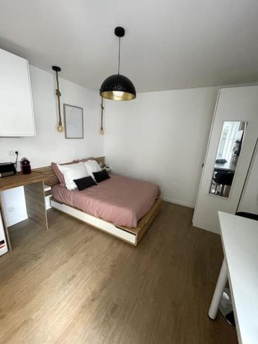 une chambre avec un lit dans une pièce blanche dans l'établissement Eiffel Tour Cosy Rosalia, à Paris