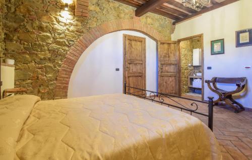 Ce lit se trouve dans une chambre dotée d'un mur en briques. dans l'établissement Casale Stella Nova, à Grosseto