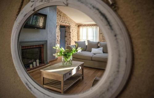 un salon avec un canapé et un miroir dans l'établissement 2 Bedroom Stunning Home In Les Mées, à Les Mées