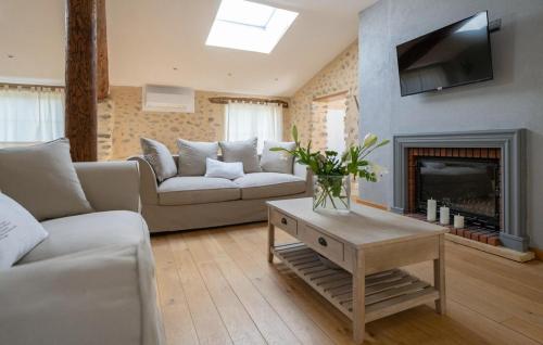 Χώρος καθιστικού στο 2 Bedroom Stunning Home In Les Mées