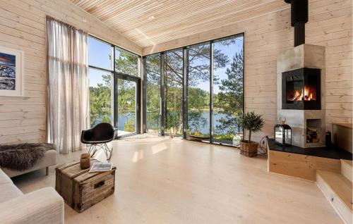 un soggiorno con camino e ampie finestre di 4 Bedroom Lovely Home In Skodje a Skodje