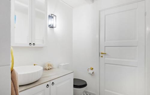 uma casa de banho branca com um lavatório e um espelho em Stunning Apartment In Hals With Wifi em Hals