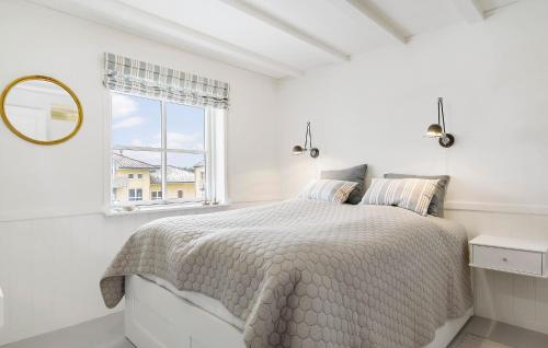biała sypialnia z łóżkiem i oknem w obiekcie Stunning Apartment In Hals With Wifi w mieście Hals