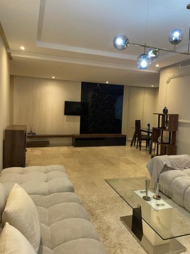 Телевизор и/или развлекательный центр в Trendy apartment two bedrooms