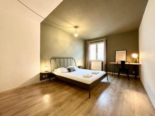 1 dormitorio con cama y ventana en LE COSY - Plain-Pied en Mont-de-Marsan
