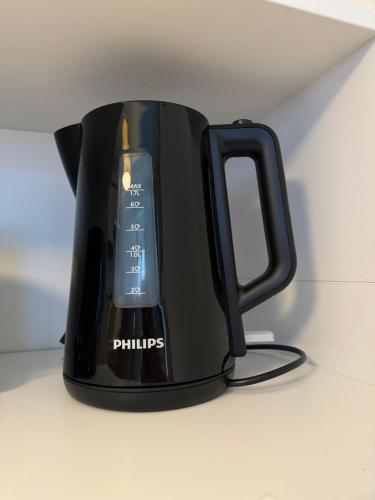 a black coffee pot sitting on a counter at Kleine Ella Pellworm in Pellworm