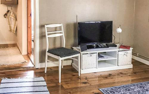 a room with a desk with a television and a chair at Stunning Home In Visby With Wifi in Vall
