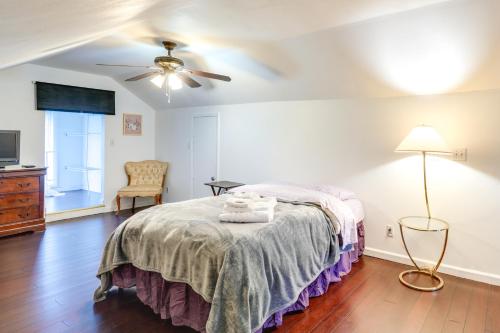 - une chambre avec un lit et un ventilateur de plafond dans l'établissement Pet-Friendly Syracuse Home with Private Yard!, à Syracuse