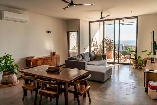 埃斯孔迪多港La Barra Resorts Puerto Escondido的客厅里有一张桌子和一张沙发