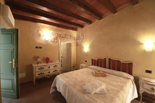 1 dormitorio con 1 cama y puerta azul en Villa della Torre in Città, en Verona